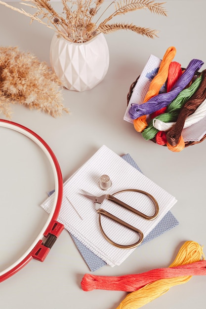 Biurko z materiałami do haftu